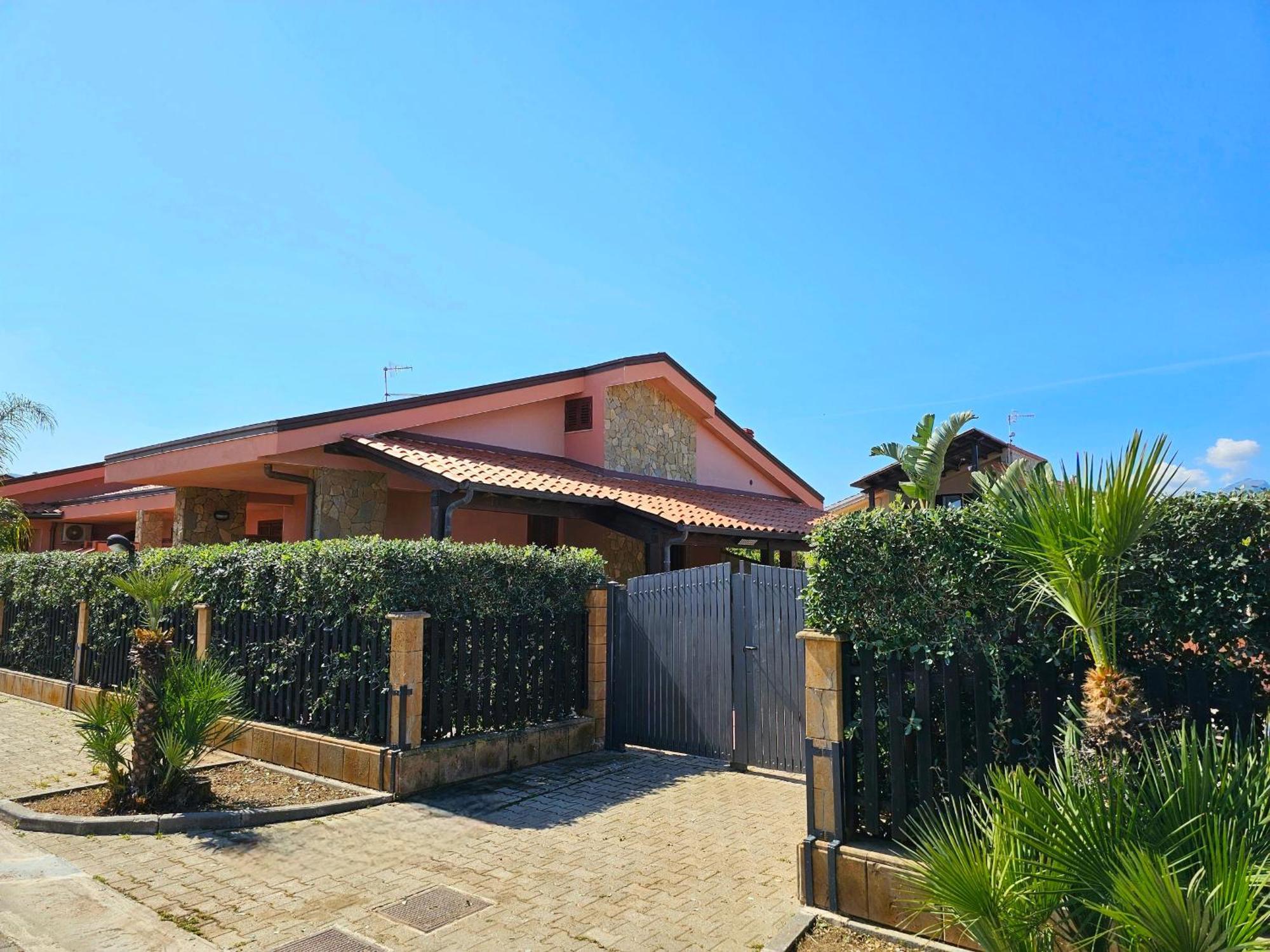 Costa Mediterranea Holiday Homes Campofelice Di Roccella Exterior photo